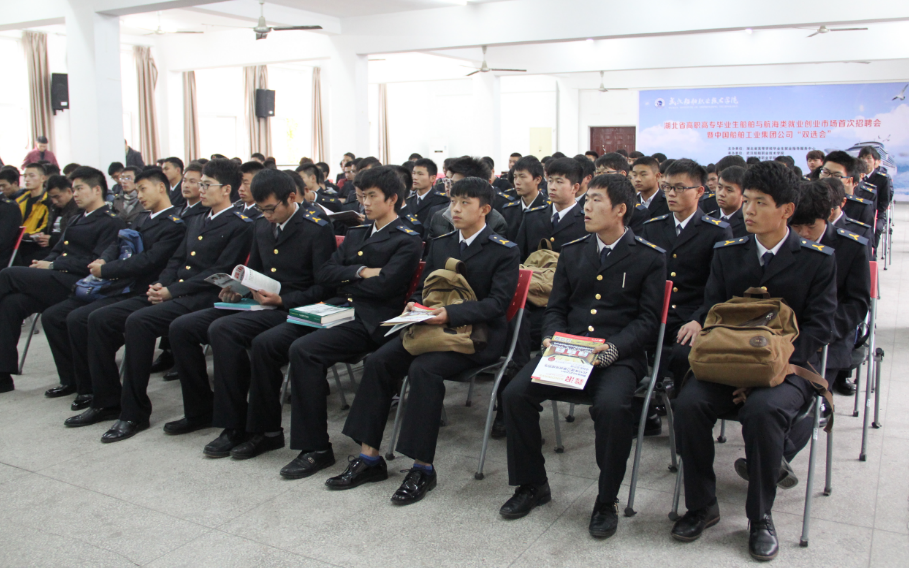 学生认真聆听企业宣讲