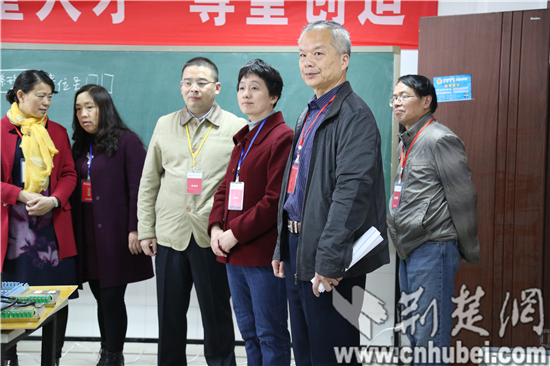 院党委副书记卢斌(右二)陪同巡视员巡视考场