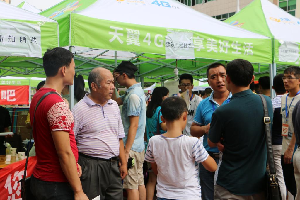船海学院党总支书记杨鹄为新生家长答疑