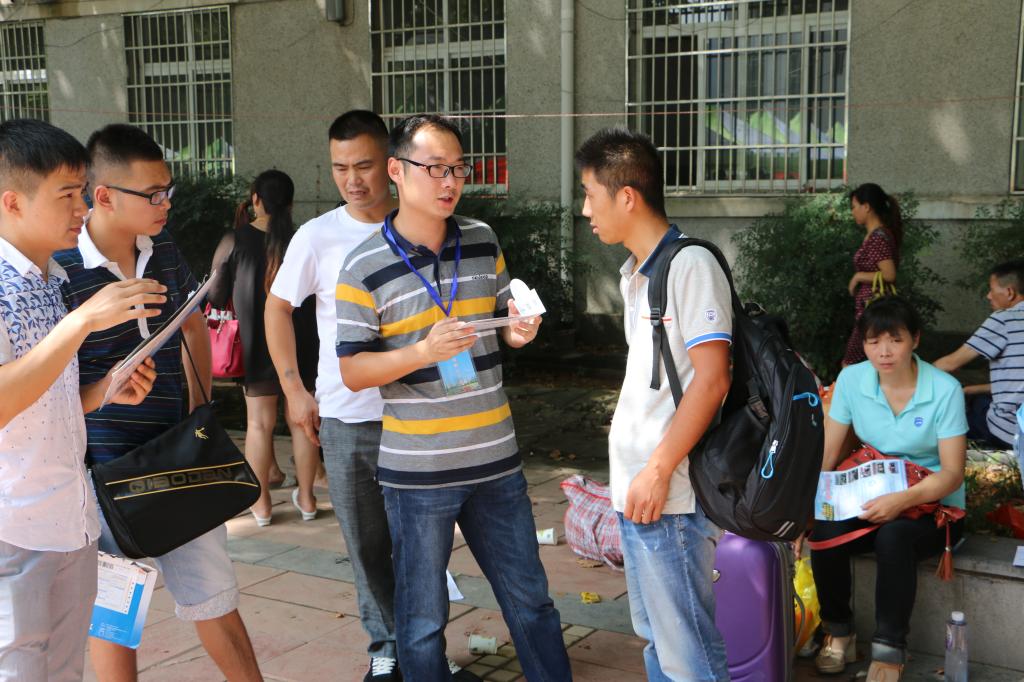 船海学院老师为新生答疑
